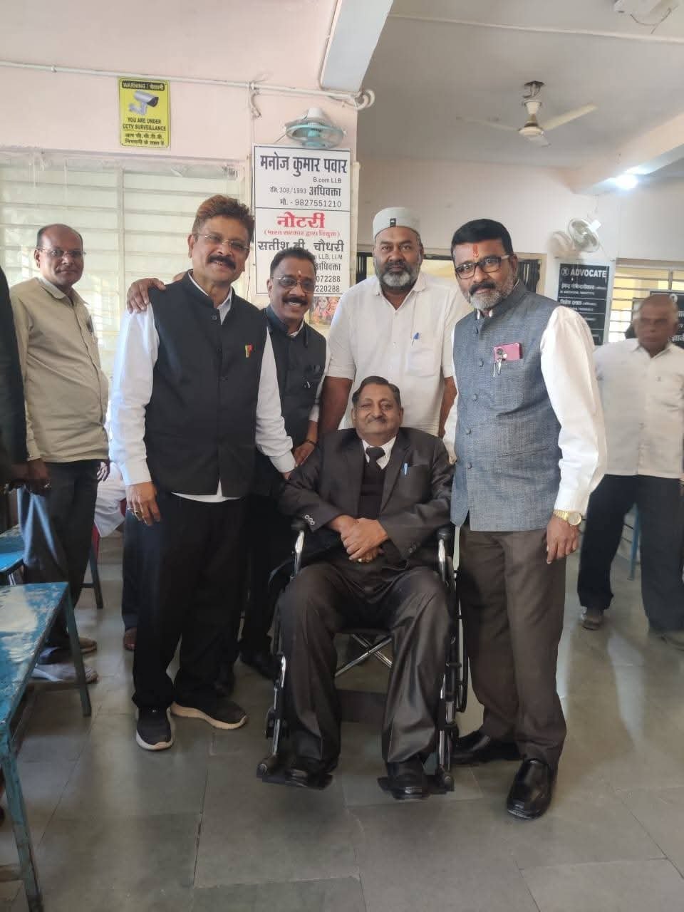 वरिष्ठ अधिवक्ता राजीव बन्नातवाला ने माताजी की स्मृति में बुरहानपुर जिला अधिवक्ता संघ को दी आधुनिक व्हीलचेयर, सोशल मीडिया पर हो रही सराहना | New India Times