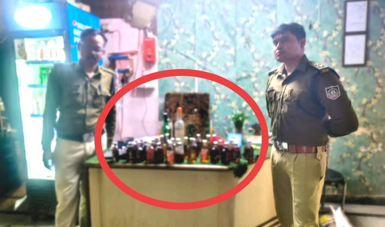 होटल ढाबों में पड़ोसी जा रही थी बेखौफ अवैध शराब आबकारी विभाग ने कसी नकेल, अंग्रेजी कच्ची शराब बरामद 1 होटल ढाबों में पड़ोसी जा रही थी बेखौफ अवैध शराब आबकारी विभाग ने कसी नकेल, अंग्रेजी कच्ची शराब बरामद | New India Times