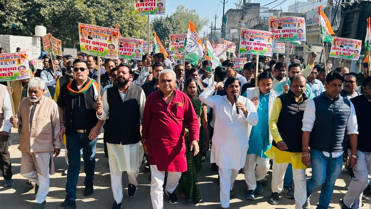 ग्वालियर में सीवर और बदहाल सड़कों के विरोध में कांग्रेस की पदयात्रा, अपर कलेक्टर को सौंपा ज्ञापन | New India Times