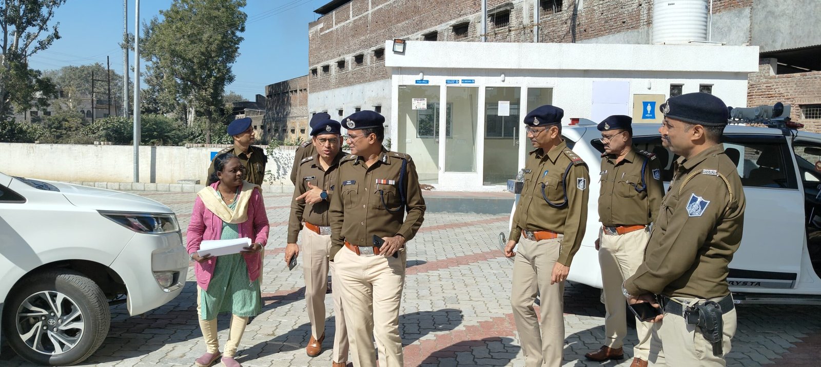 जिला बुरहानपुर भ्रमण पर आए पुलिस महानिरीक्षक इंदौर जोन (ग्रामीण) श्री अनुराग ने दूसरे दिन कार्यालय एवं थानों का किया निरीक्षण 1 जिला बुरहानपुर भ्रमण पर आए पुलिस महानिरीक्षक इंदौर जोन (ग्रामीण) श्री अनुराग ने दूसरे दिन कार्यालय एवं थानों का किया निरीक्षण | New India Times