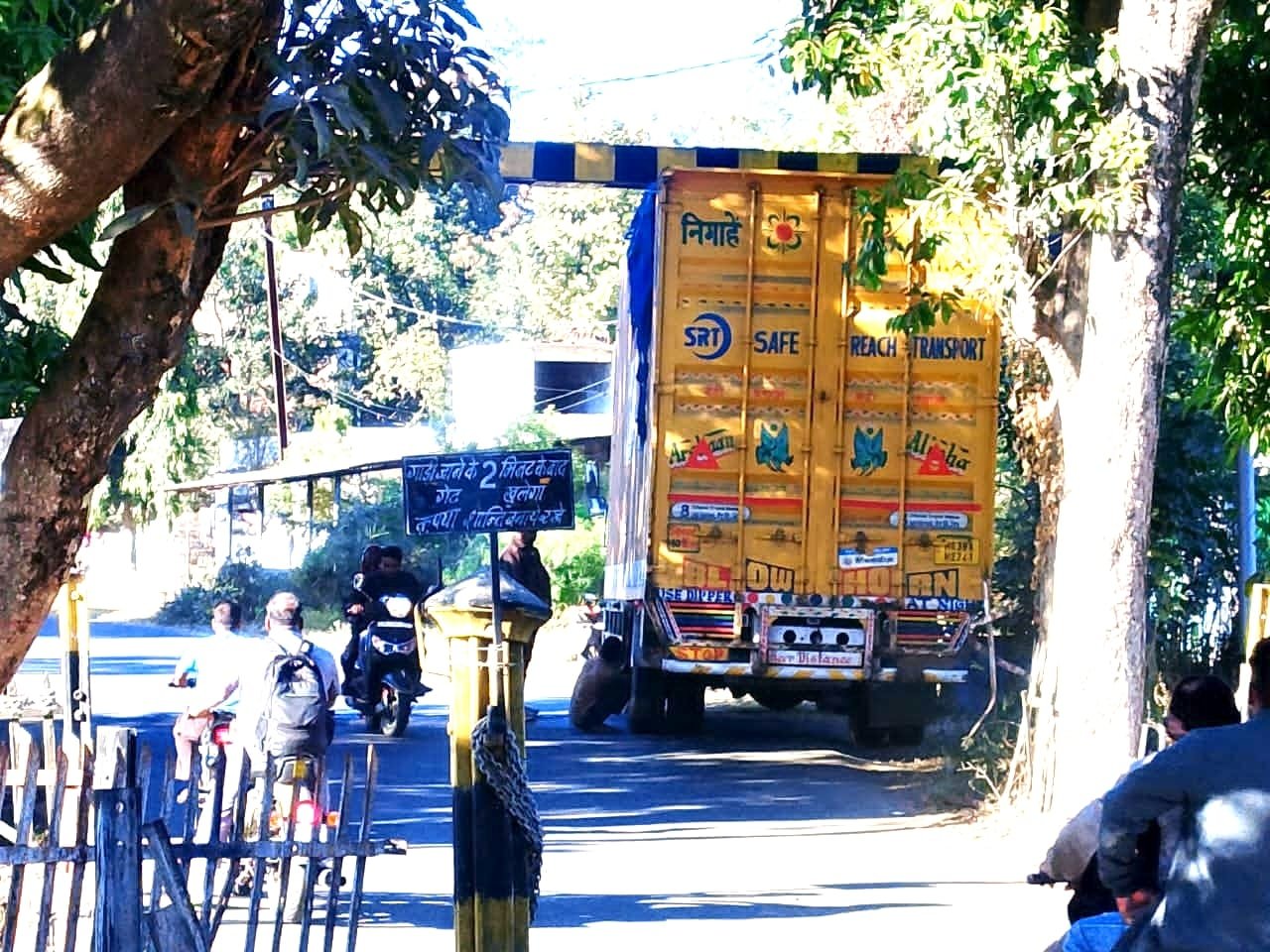 रेलवे गेट पर ऊँची सड़क बनी मुसीबत, ओवरलोड कंटेनर फिर फँसा; ग्रामीणों ने उठाई सुधार की मांग | New India Times