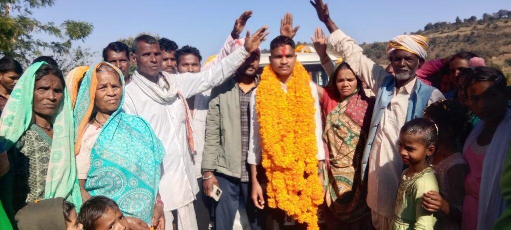 डोंगरा गांव का युवक अग्निवीर ट्रेनिंग के लिए रवाना, गांव में जश्न का माहौल | New India Times