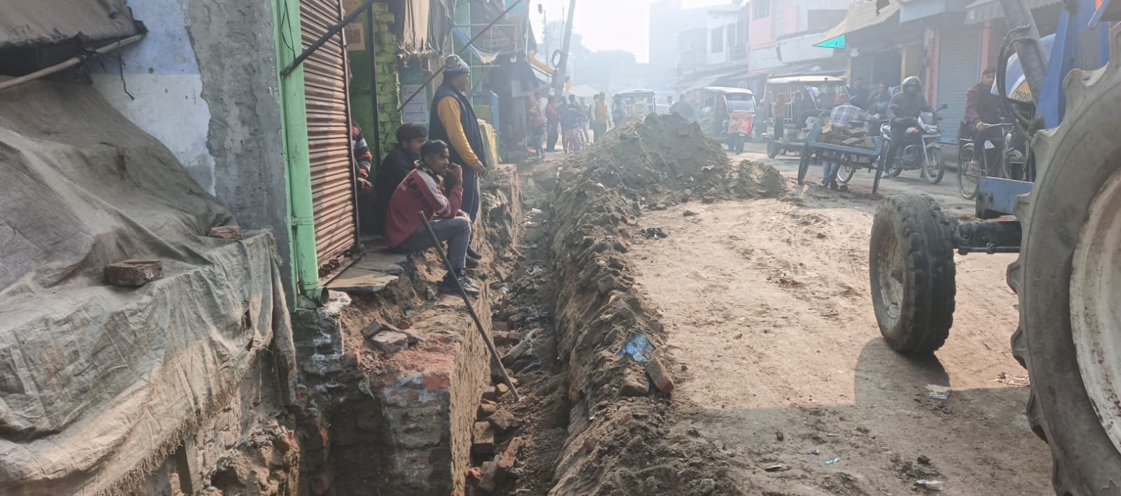 NH-727 पर बिना अनुमति नाला निर्माण: नगर पंचायत खीरी की मनमानी से व्यापारी और आमजन परेशान 1 NH-727 पर बिना अनुमति नाला निर्माण: नगर पंचायत खीरी की मनमानी से व्यापारी और आमजन परेशान | New India Times