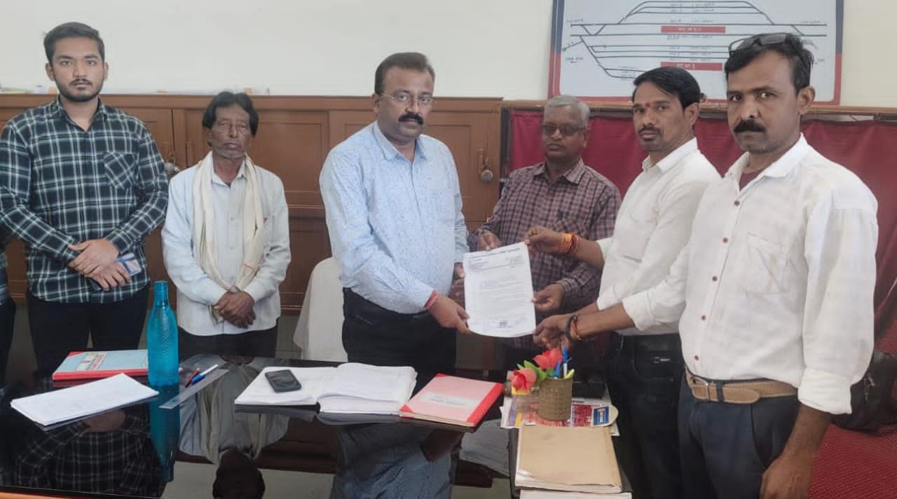 शहरवासियों की मांग तेज: ओवरब्रिज के पास अंडरपास निर्माण को लेकर पार्षदों ने स्टेशन मास्टर को सौंपा ज्ञापन | New India Times