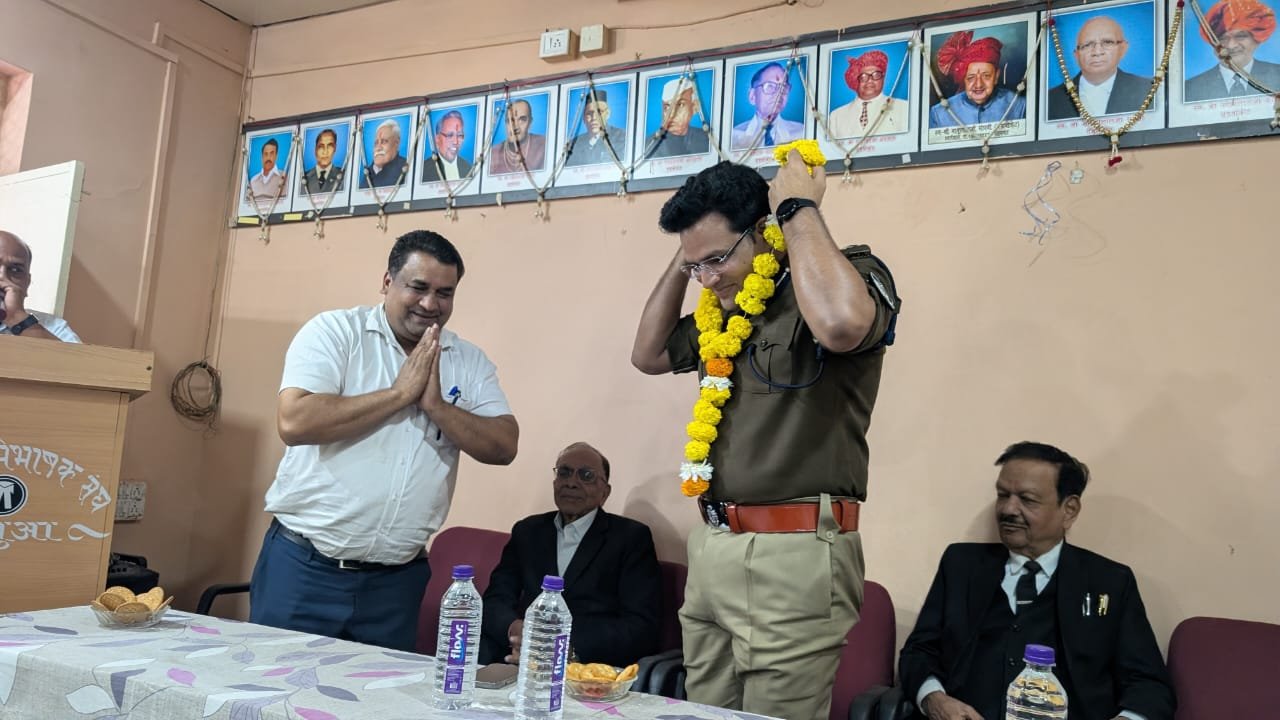झाबुआ अभिभाषक संघ ने पुलिस अधीक्षक शिव दयाल गुर्जर का पुष्पमाला पहनाकर किया स्वागत 1 झाबुआ अभिभाषक संघ ने पुलिस अधीक्षक शिव दयाल गुर्जर का पुष्पमाला पहनाकर किया स्वागत | New India Times