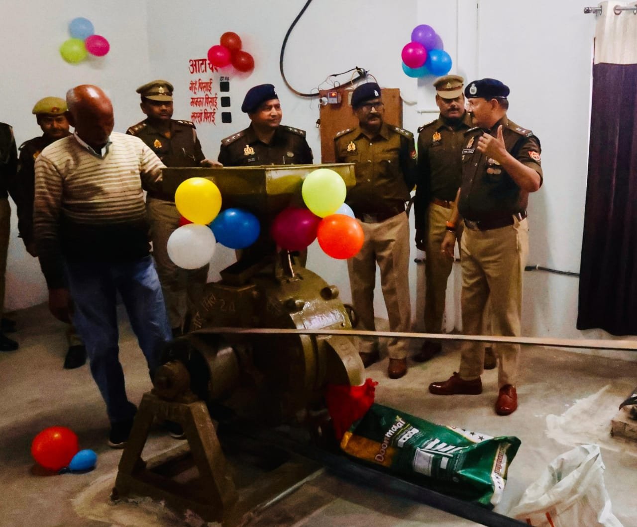 एसपी राजेश द्विवेदी ने पुलिस लाइन में आटा चक्की और तेल कोल्हू का किया उद्घाटन | New India Times