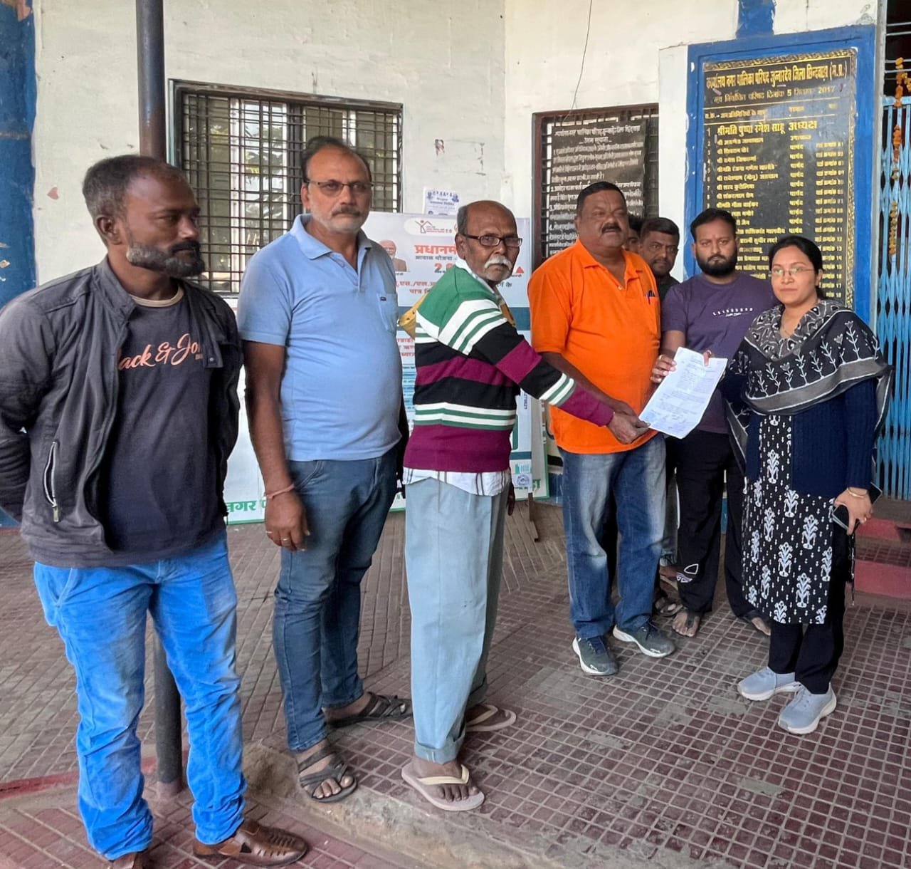 जुन्नारदेव: घटिया सड़क निर्माण पर फूटा वार्डवासियों का गुस्सा, सीएमओ को ज्ञापन सौंपकर उच्च-स्तरीय जांच की मांग 1 जुन्नारदेव: घटिया सड़क निर्माण पर फूटा वार्डवासियों का गुस्सा, सीएमओ को ज्ञापन सौंपकर उच्च-स्तरीय जांच की मांग | New India Times