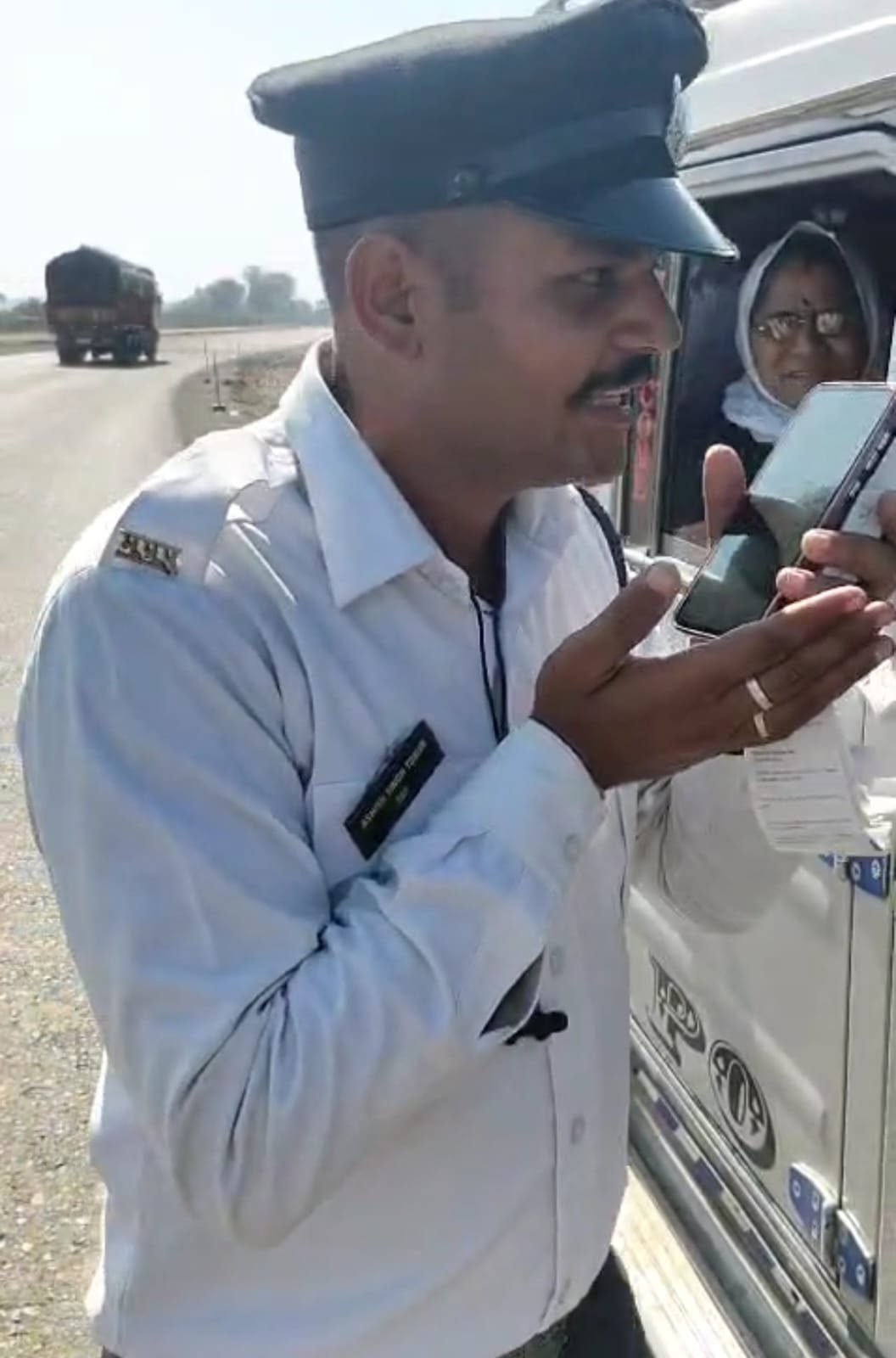 फर्जी फ्रॉड कॉल से सतर्कता: ट्रैफिक आरक्षक की सूझबूझ से ठगी टली, आमजन को किया जागरूक 1 फर्जी फ्रॉड कॉल से सतर्कता: ट्रैफिक आरक्षक की सूझबूझ से ठगी टली, आमजन को किया जागरूक | New India Times