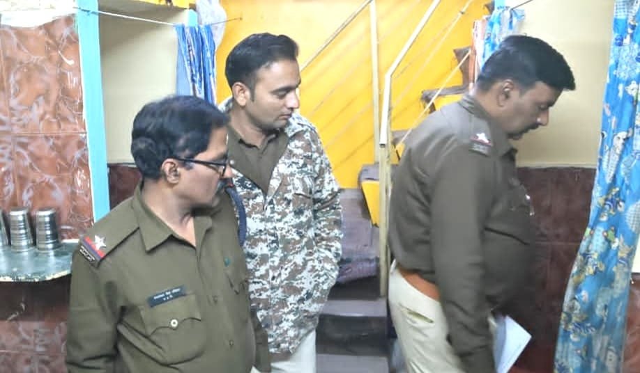 भोजनालय की आड़ में चल रहा था अवैध शराब अड्डा, पुलिस की दबिश पड़ते ही शराबी भागे; शराब और चखना जब्त | New India Times