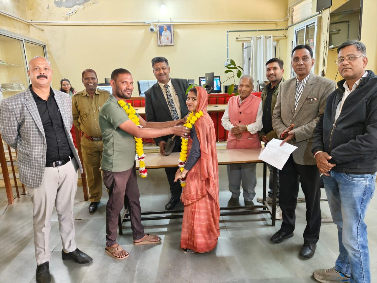 पेटलावद लोक अदालत में रिश्तों की जीत: ADJ वोरा और जज सोलंकी की समझाइश से कई बिछड़े दंपति हुए एक, बच्चों के भविष्य से खिलवाड़ न करने की नसीहत 1 पेटलावद लोक अदालत में रिश्तों की जीत: ADJ वोरा और जज सोलंकी की समझाइश से कई बिछड़े दंपति हुए एक, बच्चों के भविष्य से खिलवाड़ न करने की नसीहत | New India Times