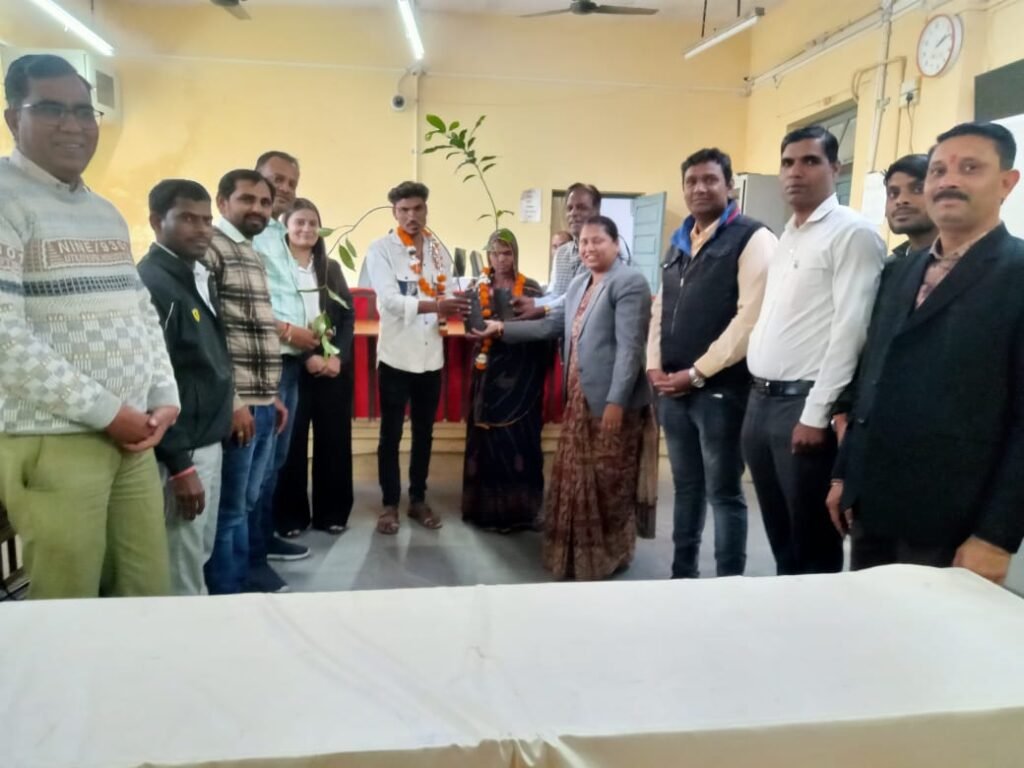 पेटलावद लोक अदालत में रिश्तों की जीत: ADJ वोरा और जज सोलंकी की समझाइश से कई बिछड़े दंपति हुए एक, बच्चों के भविष्य से खिलवाड़ न करने की नसीहत 2 पेटलावद लोक अदालत में रिश्तों की जीत: ADJ वोरा और जज सोलंकी की समझाइश से कई बिछड़े दंपति हुए एक, बच्चों के भविष्य से खिलवाड़ न करने की नसीहत | New India Times