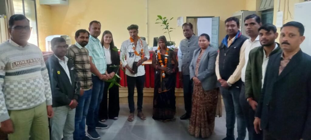 पेटलावद लोक अदालत में रिश्तों की जीत: ADJ वोरा और जज सोलंकी की समझाइश से कई बिछड़े दंपति हुए एक, बच्चों के भविष्य से खिलवाड़ न करने की नसीहत 4 पेटलावद लोक अदालत में रिश्तों की जीत: ADJ वोरा और जज सोलंकी की समझाइश से कई बिछड़े दंपति हुए एक, बच्चों के भविष्य से खिलवाड़ न करने की नसीहत | New India Times