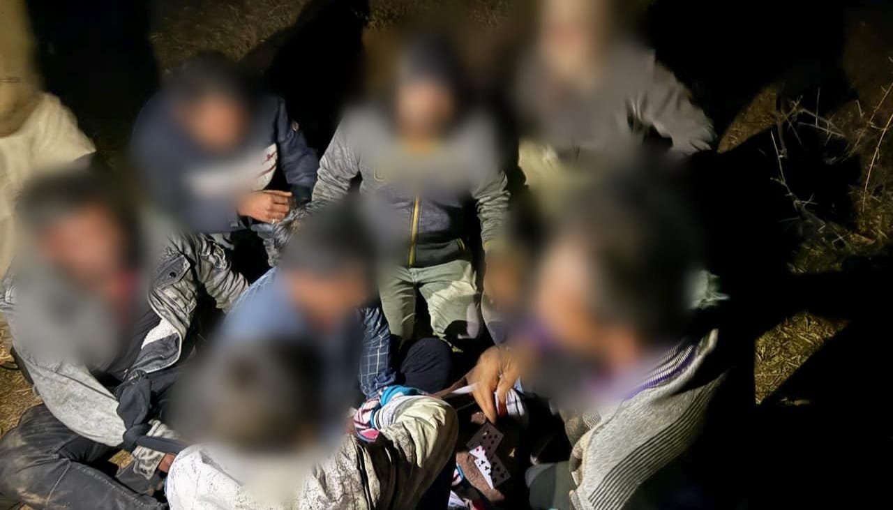 क्रेशर के पीछे 52 ताश के पत्तों की महफिल पर पुलिस की घेराबंदी, 7 जुआरियों पर नामजद मुकदमा कायम | New India Times