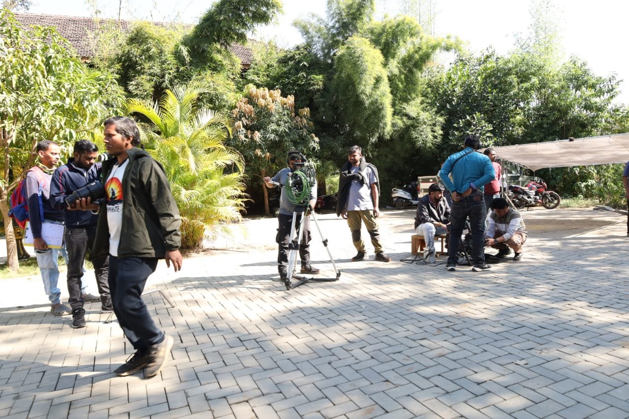 तामिया की वादियों में गूंजा “लाइट, कैमरा, एक्शन”, तेलुगु फिल्मों की शूटिंग शुरू, स्थानीय कलाकारों को मिलेगा रोज़गार | New India Times