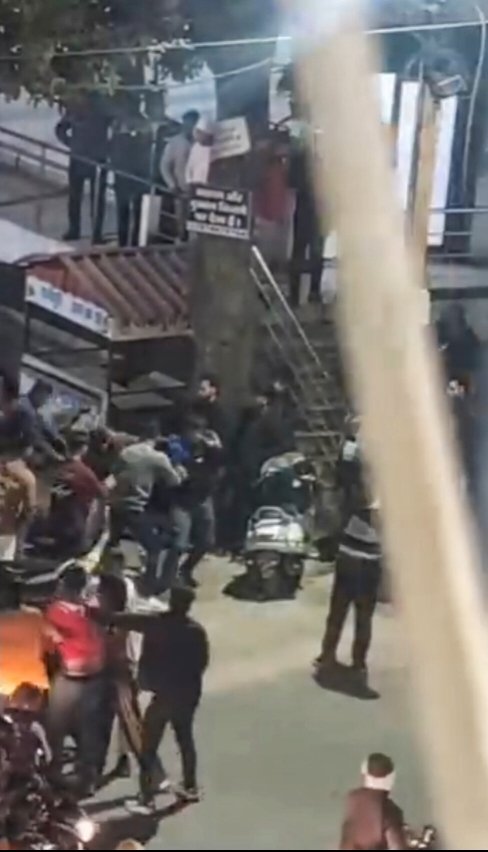 परासिया रोड पर सरेआम गुंडागर्दी, युवक को बेल्ट व बल्ले से पीटा | New India Times