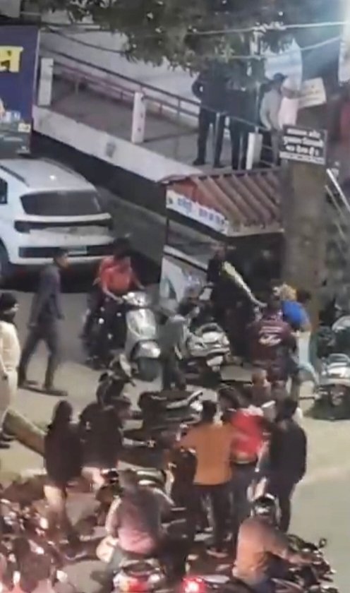 परासिया रोड पर सरेआम गुंडागर्दी, युवक को बेल्ट व बल्ले से पीटा | New India Times