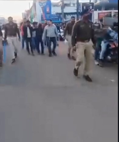 मुख्य सड़क पर मारपीट करने वाले आरोपियों को पुलिस ने सिखाया सबक, घटनास्थल से कोर्ट तक निकाला जुलूस | New India Times