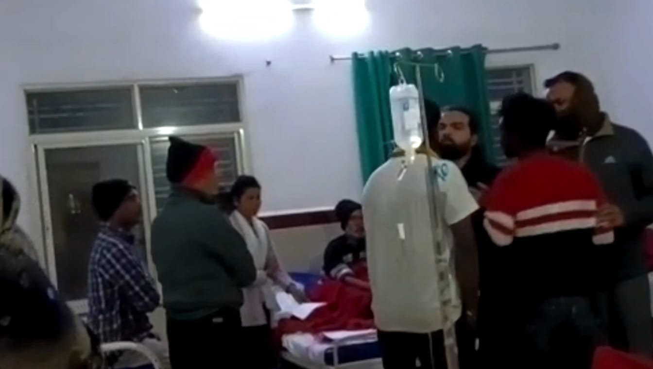 जुन्नारदेव सीएचसी में मरीज के परिजनों से विवाद, डॉक्टर पर गाली-गलौज का आरोप, वीडियो वायरल | New India Times