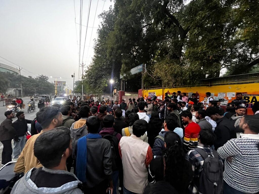 निर्भया की याद में आइसा का कैंडल मार्च, महिला उत्पीड़न पर रोक और छात्रावास पाबंदियां हटाने की मांग | New India Times