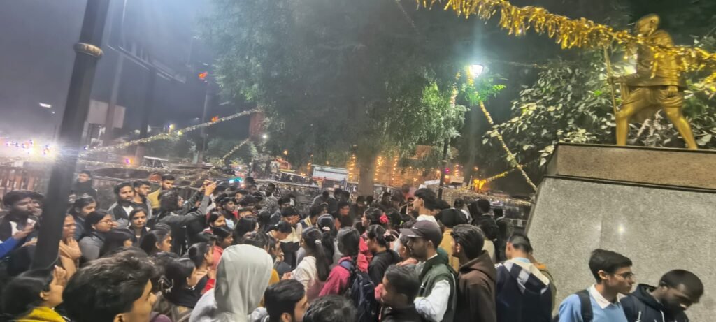 निर्भया की याद में आइसा का कैंडल मार्च, महिला उत्पीड़न पर रोक और छात्रावास पाबंदियां हटाने की मांग | New India Times