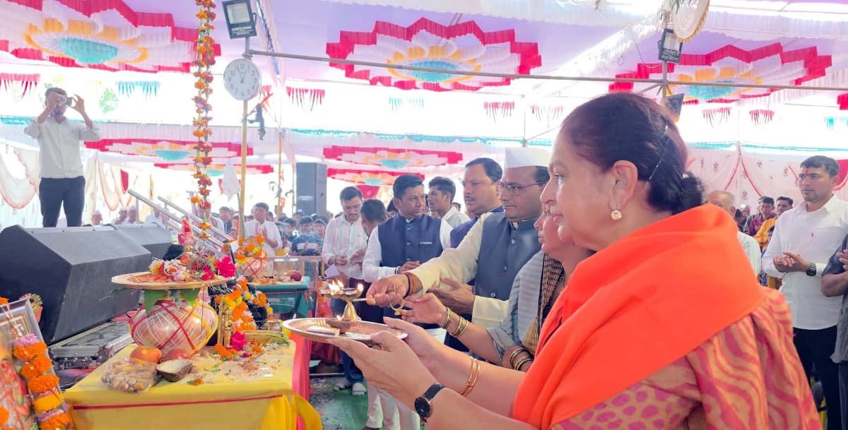श्रीमद् भागवत कथा के समापन पर विधायक अर्चना चिटनिस हुईं सहभागी, ग्राम बंभाड़ा हरिनाम संकीर्तन में डूबा 1 श्रीमद् भागवत कथा के समापन पर विधायक अर्चना चिटनिस हुईं सहभागी, ग्राम बंभाड़ा हरिनाम संकीर्तन में डूबा | New India Times