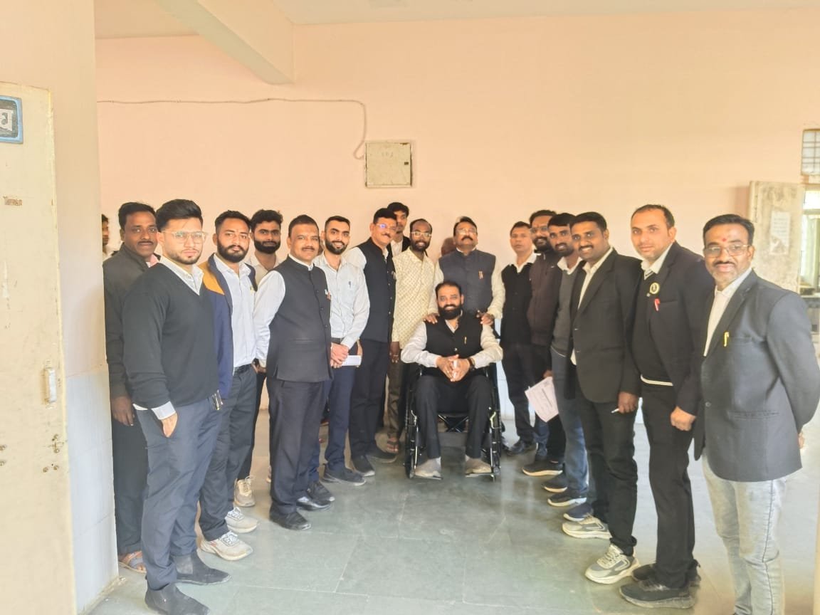 अधिवक्ता सुनील वाघे ने माताजी की स्मृति में ज़िला अधिवक्ता संघ बुरहानपुर को भेंट की व्हीलचेयर | New India Times