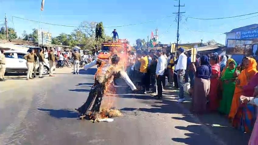 पानी संकट को लेकर ग्रामीणों का उग्र प्रदर्शन, चक्का जाम व पुतला दहन, 8 दिनों में समाधान का आश्वासन 1 पानी संकट को लेकर ग्रामीणों का उग्र प्रदर्शन, चक्का जाम व पुतला दहन, 8 दिनों में समाधान का आश्वासन | New India Times