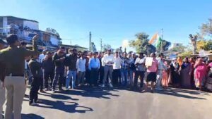 पानी संकट को लेकर ग्रामीणों का उग्र प्रदर्शन, चक्का जाम व पुतला दहन, 8 दिनों में समाधान का आश्वासन 2 पानी संकट को लेकर ग्रामीणों का उग्र प्रदर्शन, चक्का जाम व पुतला दहन, 8 दिनों में समाधान का आश्वासन | New India Times