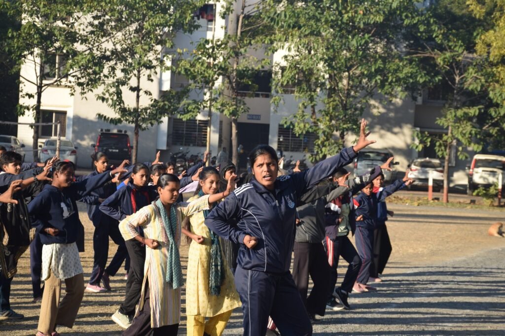 झाबुआ में डीआरपी लाइन में आउटडोर-इनडोर गतिविधियों का आयोजन, बच्चों को आत्मरक्षा व साइबर सुरक्षा की दी गई जानकारी | New India Times