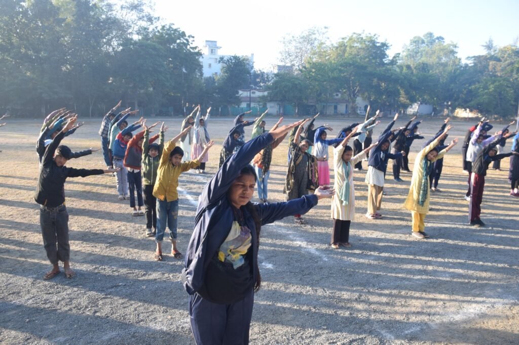 झाबुआ में डीआरपी लाइन में आउटडोर-इनडोर गतिविधियों का आयोजन, बच्चों को आत्मरक्षा व साइबर सुरक्षा की दी गई जानकारी | New India Times