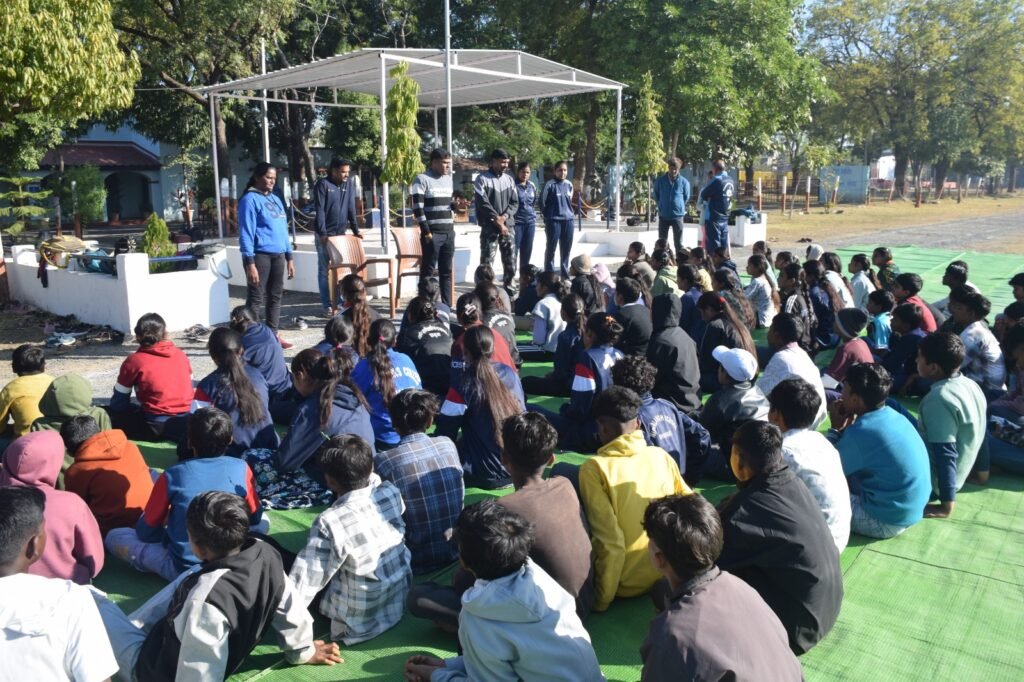 झाबुआ में डीआरपी लाइन में आउटडोर-इनडोर गतिविधियों का आयोजन, बच्चों को आत्मरक्षा व साइबर सुरक्षा की दी गई जानकारी | New India Times