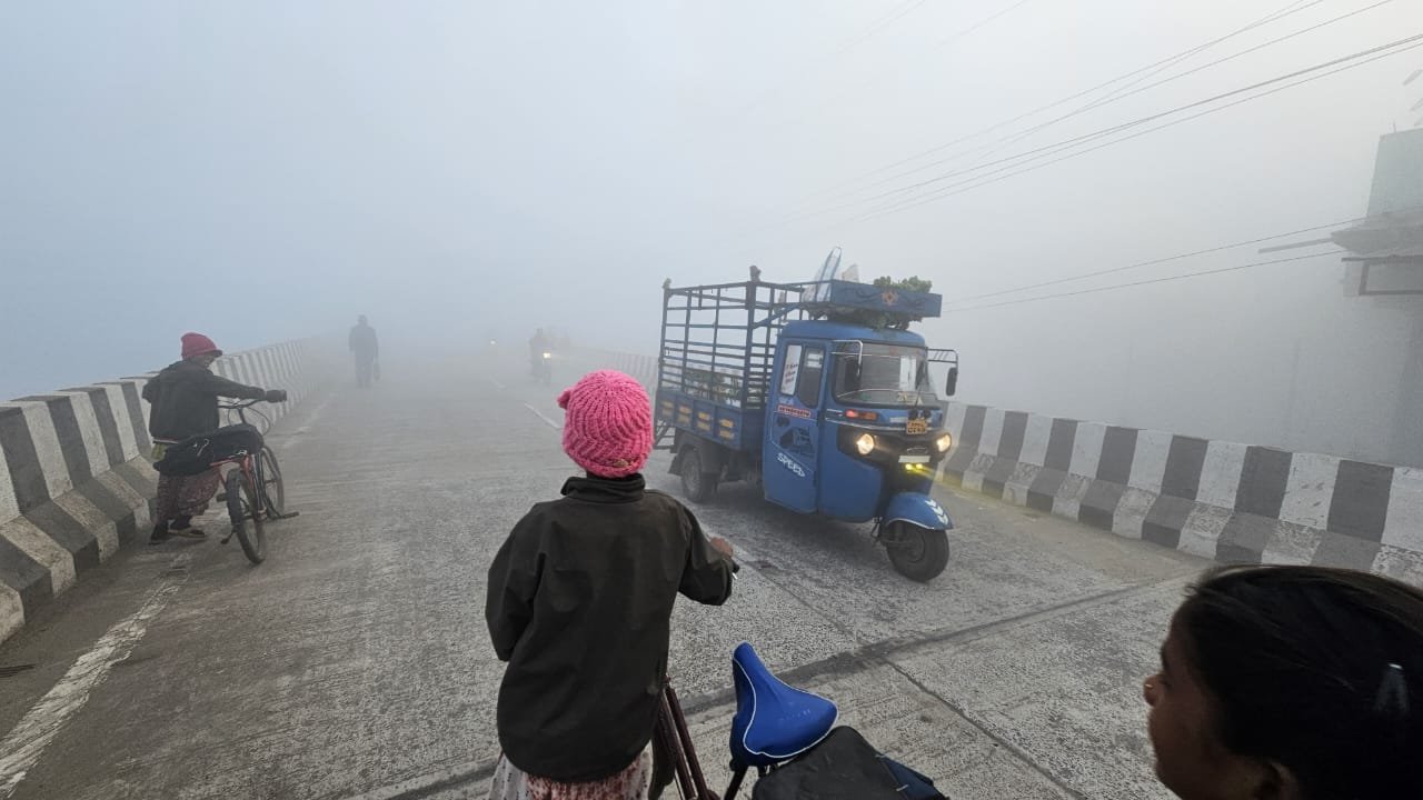 देवरी कला में सीजन का सबसे घना कोहरा, 10 मीटर तक सिमटी दृश्यता, जनजीवन प्रभावित | New India Times