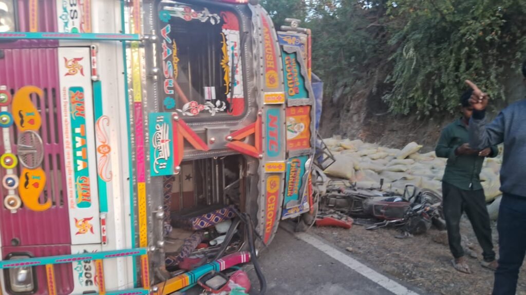 जुन्नारदेव में दर्दनाक सड़क हादसा: सीमेंट से भरा ट्रक पलटा, 3 की मौत, 7 घायल | New India Times