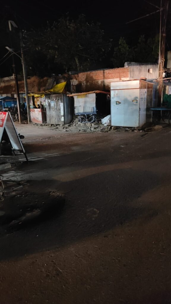 राजनीतिक दबाव के आगे बेबस नगर पालिका, परासिया कन्या शाला रोड से अतिक्रमण नहीं हट पाया | New India Times