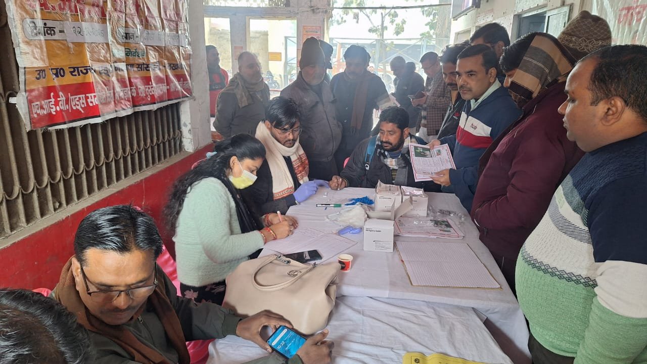 गोला डिपो में स्वास्थ्य जांच शिविर, 122 कर्मचारियों की हुई विभिन्न बीमारियों की स्क्रीनिंग | New India Times