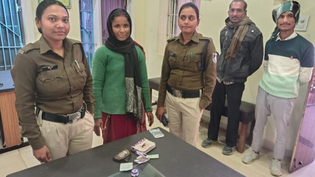 जुन्नारदेव पुलिस की तत्परता से नवेगांव की महिला को मिला सोने-चांदी के आभूषणों से भरा खोया पर्स वापस | New India Times
