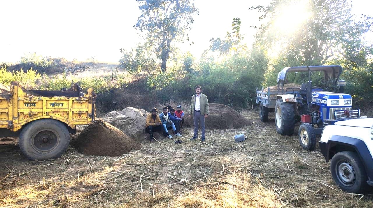 रेत माफियाओं द्वारा किया जा रहा था कट्टा नदी को छलनी, दो ट्रैक्टर ट्राली नायब तहसीलदार ने किया जब्त | New India Times