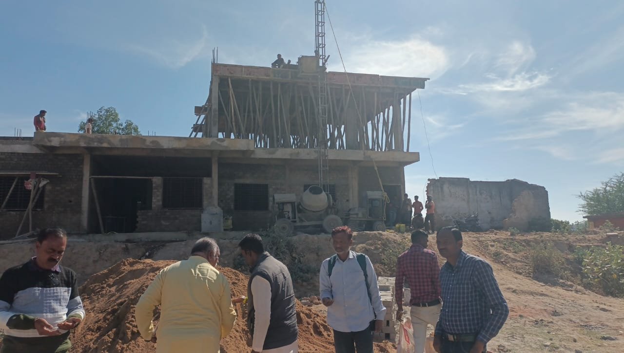 उप स्वास्थ्य केंद्र पालाचौरई में स्लैब निर्माण में घटिया रेत का उपयोग, ग्रामीणों ने रोकवाया कार्य | New India Times