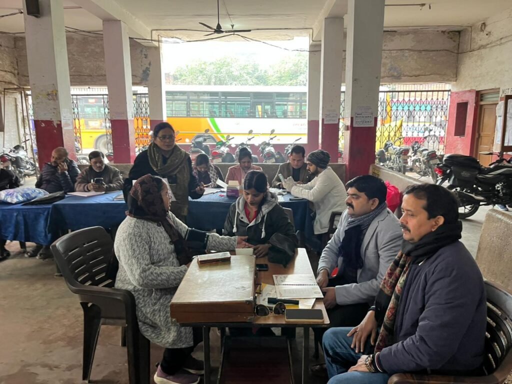 यात्रियों की सुरक्षा के लिए लखीमपुर बस स्टैंड पर स्वास्थ्य शिविर — 153 लोगों की हुई जांच | New India Times