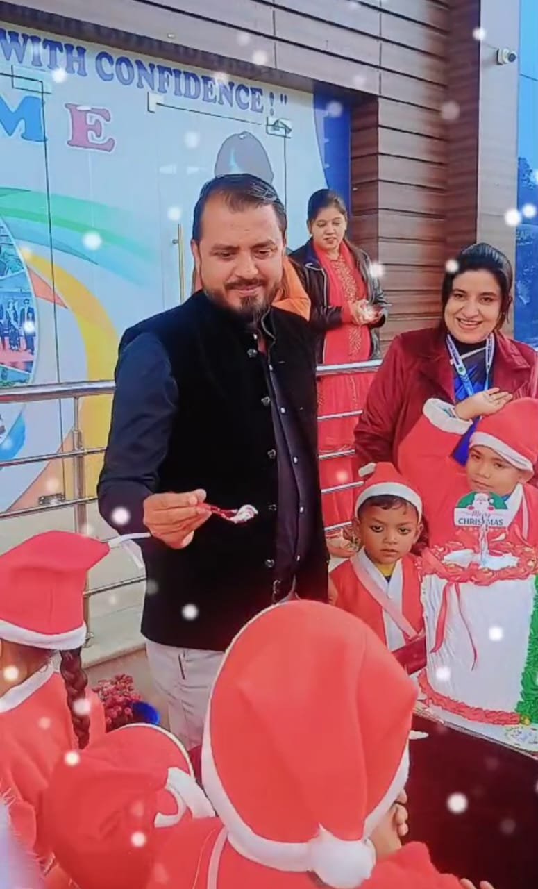 सरकारी रोक के बावजूद बच्चों को ‘सांता क्लॉज’ बनाया — सिद्धार्थ ग्लोबल स्कूल पर निर्देशों की अवहेलना का आरोप | New India Times