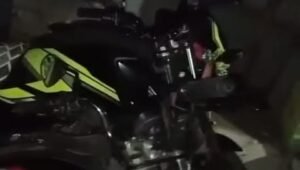 रिनीखेड़ा और चावल पानी में भीषण सड़क हादसा, टेंपा पेड़ से टकराया, टू व्हीलर की टक्कर से दो लोगों के टूटे पैर | New India Times