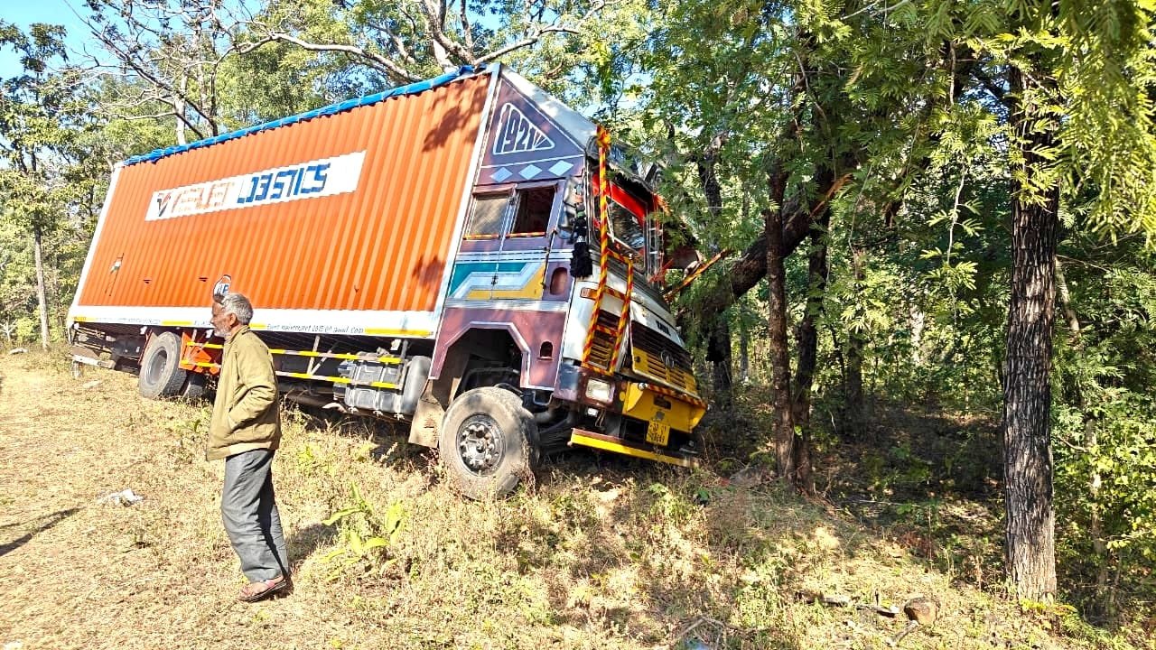 रिनीखेड़ा और चावल पानी में भीषण सड़क हादसा, टेंपा पेड़ से टकराया, टू व्हीलर की टक्कर से दो लोगों के टूटे पैर | New India Times