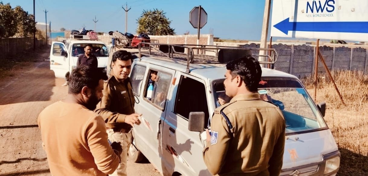 यातायात पुलिस ने 9 स्कूली वाहनों पर लगाया 18,000 रुपये का जुर्माना | New India Times