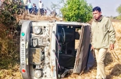 बच्चों को ले जा रही स्कूल वैन पलटी, चार बच्चे घायल | New India Times