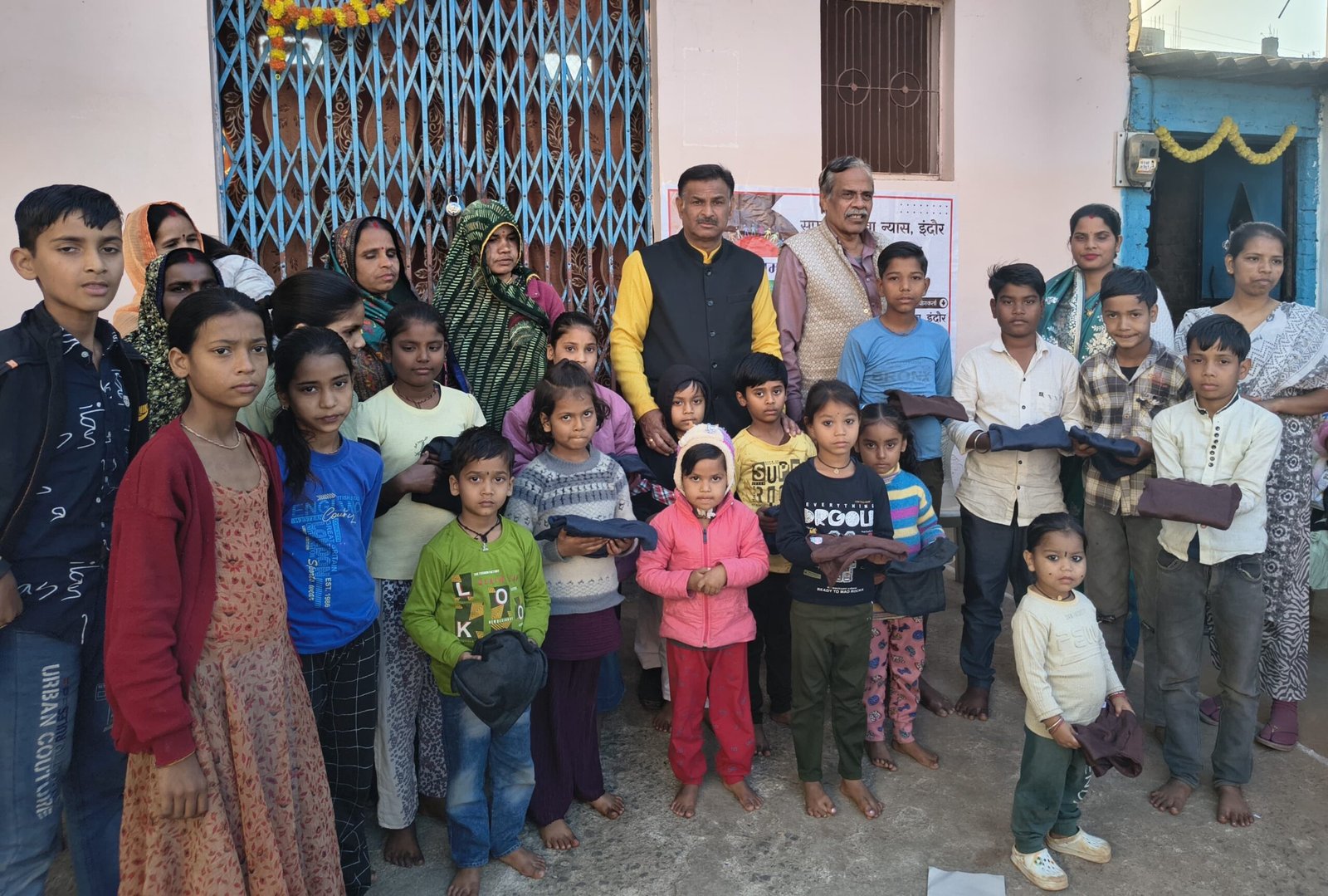 डॉ. भीमराव अंबेडकर संस्कार केंद्र के बच्चों को वितरित किए गए गरम कपड़े | New India Times