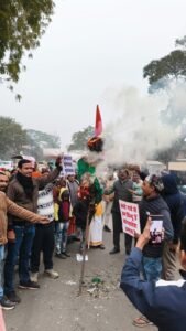 बांग्लादेश में हिंदू युवक की हत्या पर रगड़गंज में पुतला दहन, अल्पसंख्यकों की सुरक्षा की मांग