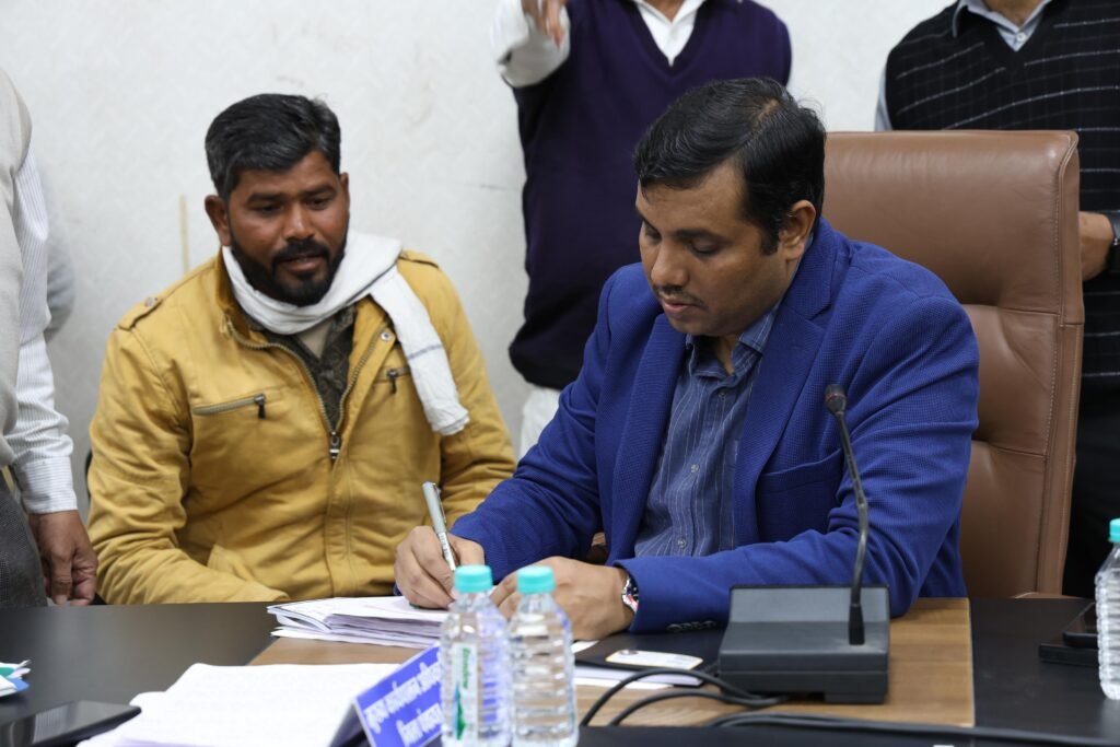 जनसुनवाई में कलेक्टर ने सुनी लोगों की समस्याएँ, 130 से अधिक आवेदन प्राप्त | New India Times