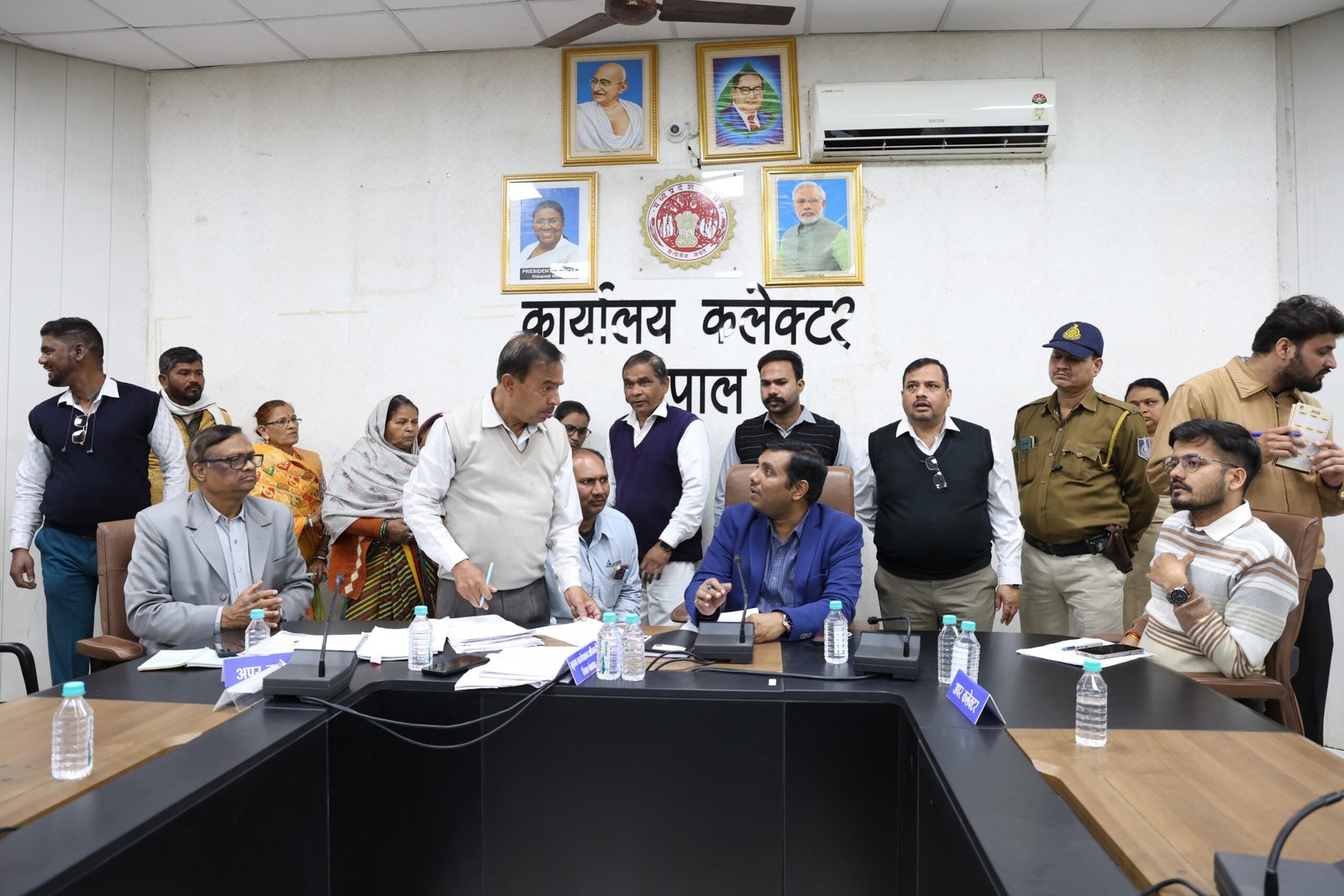 जनसुनवाई में कलेक्टर ने सुनी लोगों की समस्याएँ, 130 से अधिक आवेदन प्राप्त | New India Times