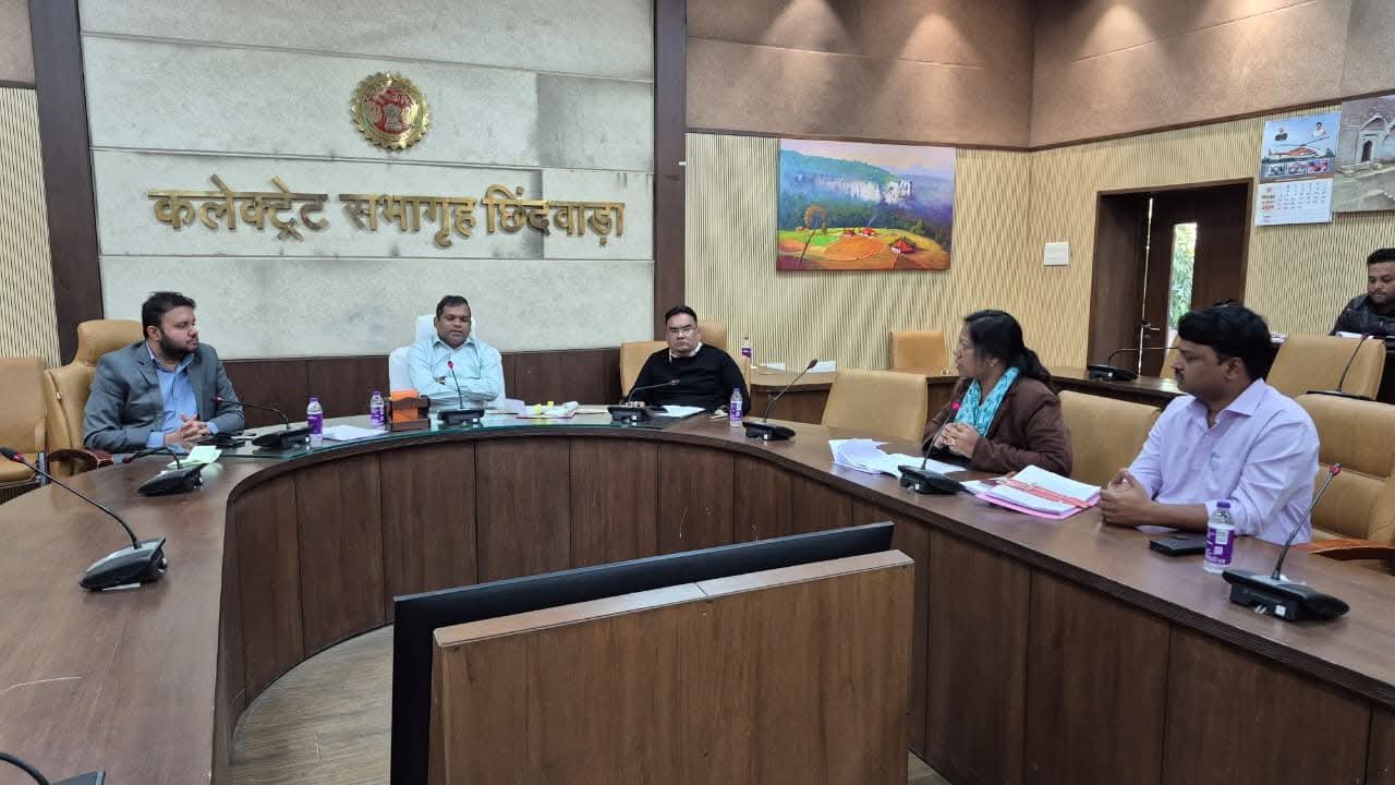 कलेक्टर हरेंद्र नारायण ने एसआईआर कार्यों की ली समीक्षा बैठक, अधिकारियों को दिए आवश्यक निर्देश | New India Times