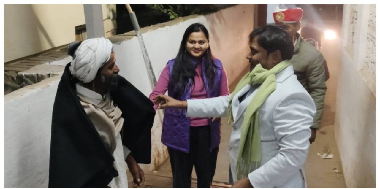 एडीएम वित्त अरविंद कुमार ने रैन बसेरों का किया रात्रि निरीक्षण, निराश्रितों को बांटे कंबल | New India Times